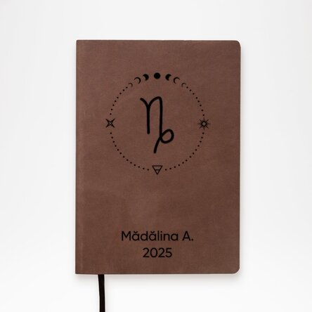 Agendă din piele personalizată cu text și zodia Capricorn