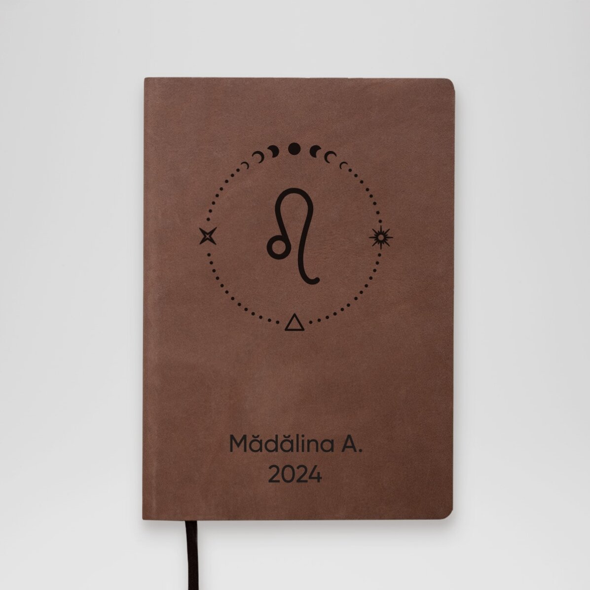 Agendă din piele personalizată cu text și zodia Leu