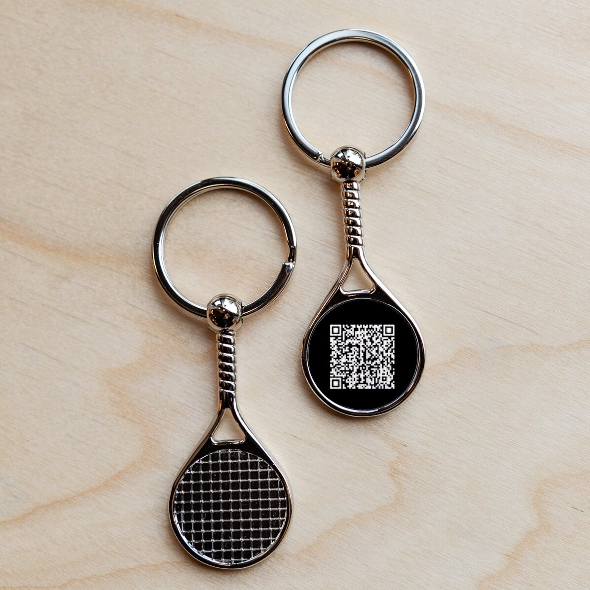 Breloc în formă de rachetă de tenis personalizat cu cod QR - Adaugă contactul