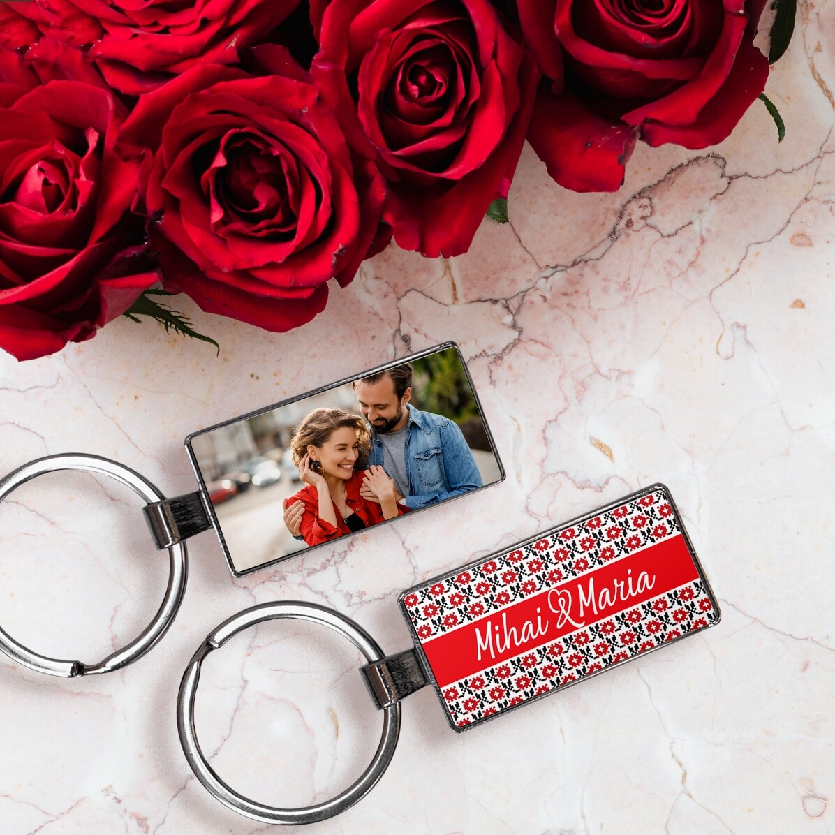 Breloc personalizat cu o poză și text - model traditional