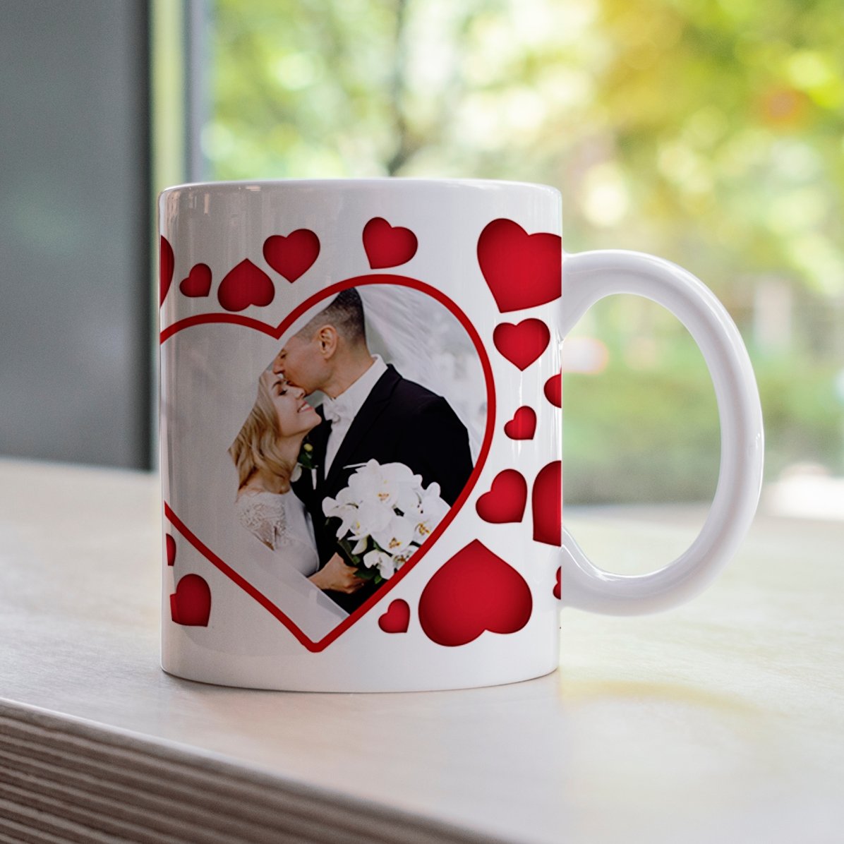 Cană personalizată cu inimioare și o poză