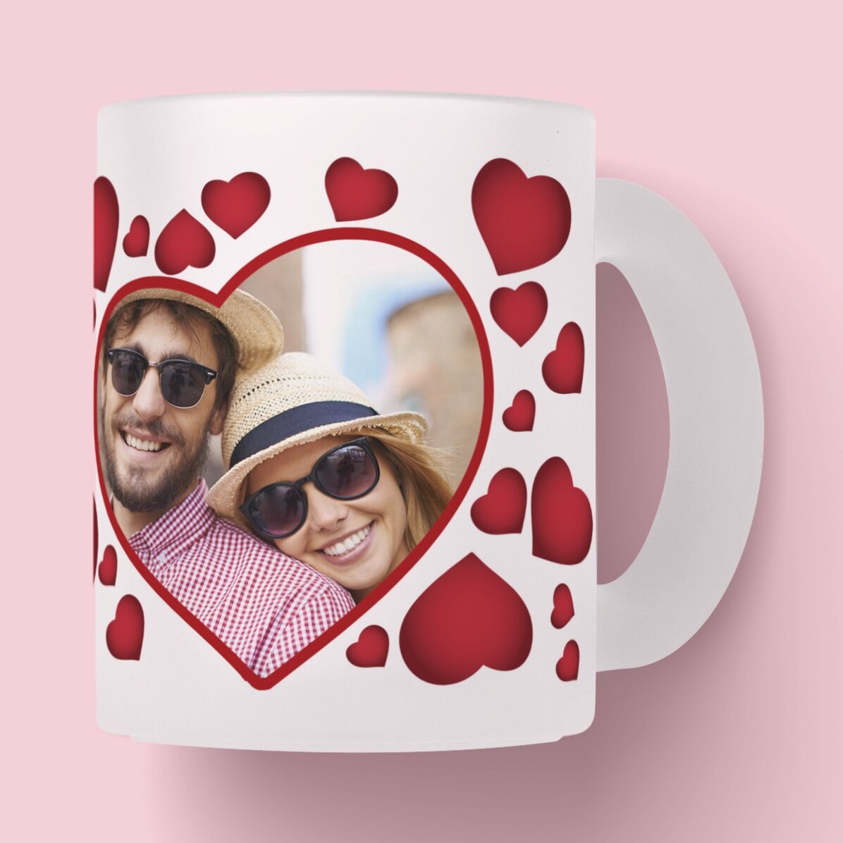 Cană sticlă mată personalizată cu inimioare și o poză 