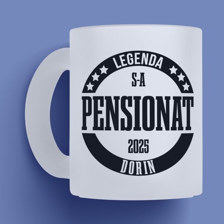 Cană sticlă mată personalizată cu mesaj - Legendă pensionată 