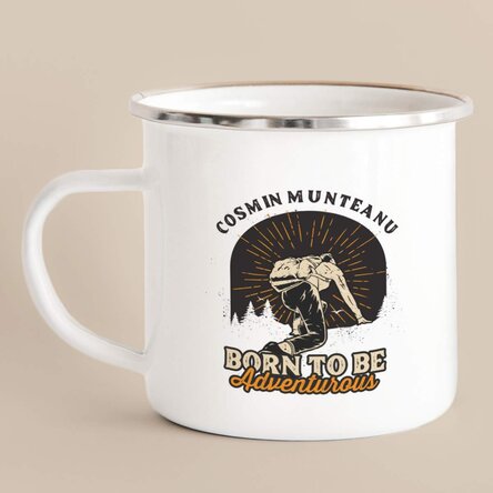 Cană metalică emailată cu mesaj pentru pescari - Born to be adventurous