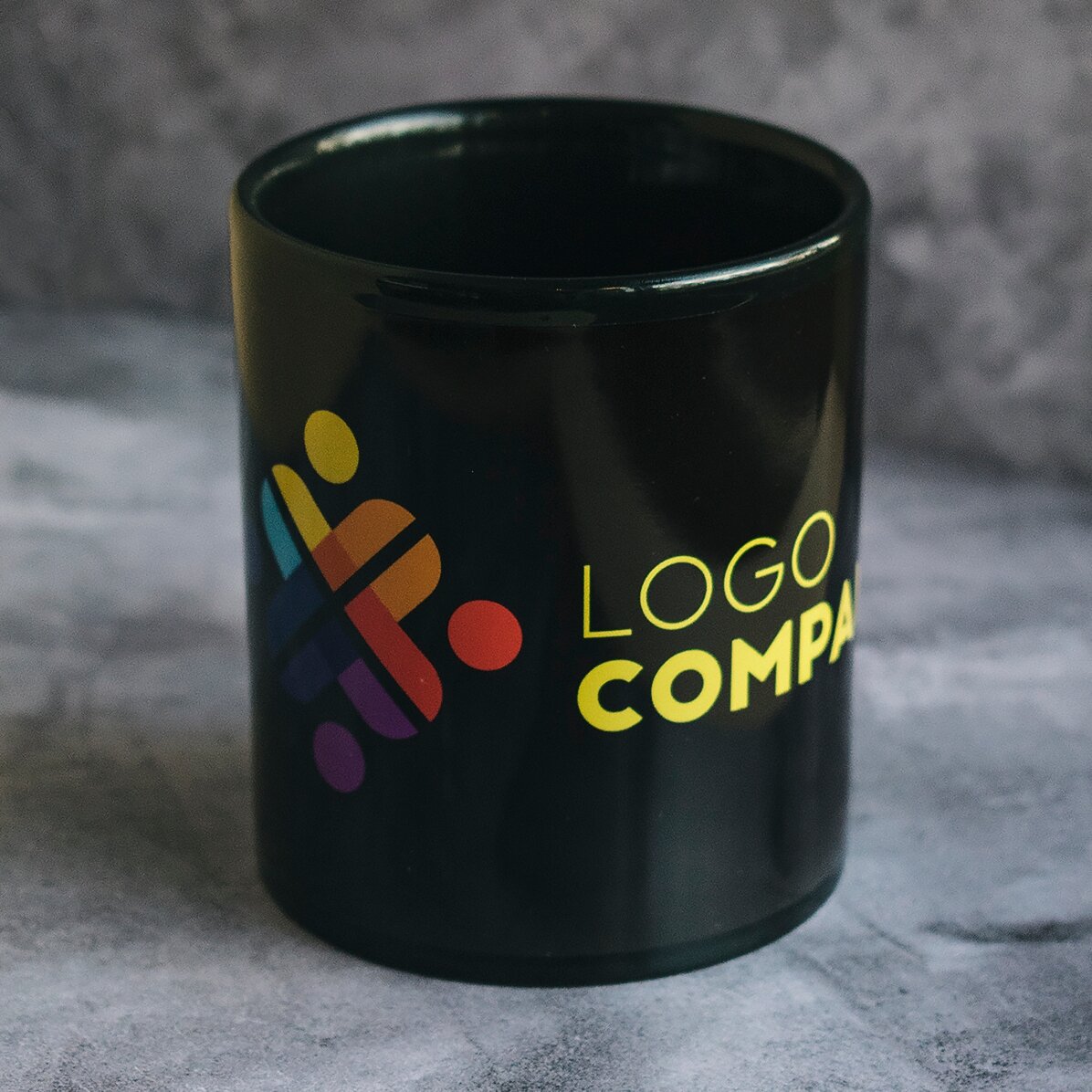 Cană personalizată cu logo pe fundal negru