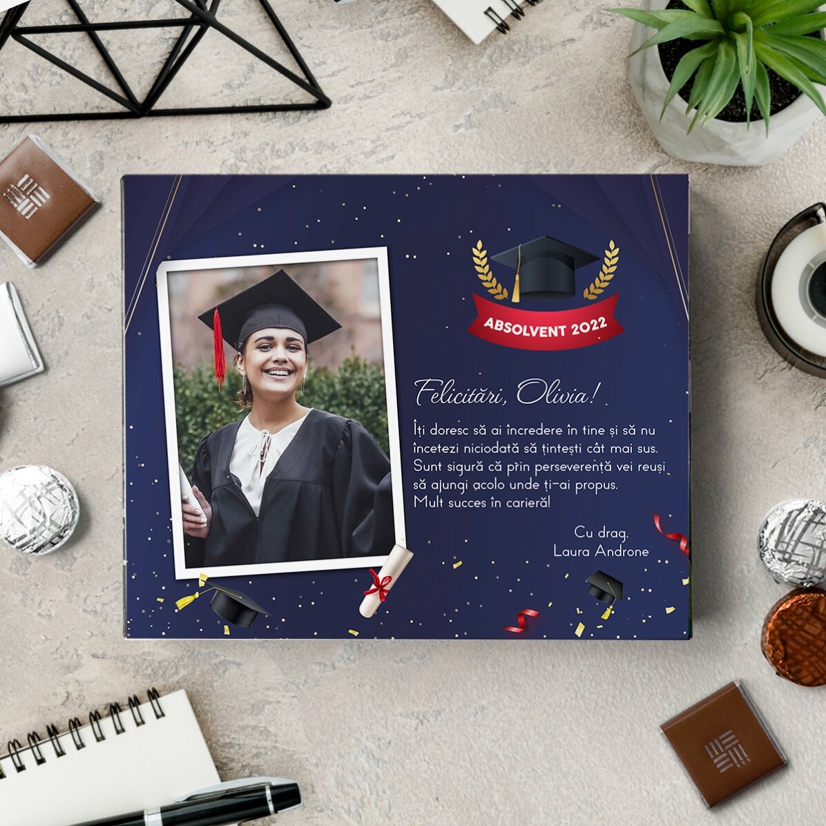 Cutie de bomboane personalizată cu o poză și mesaj de absolvire