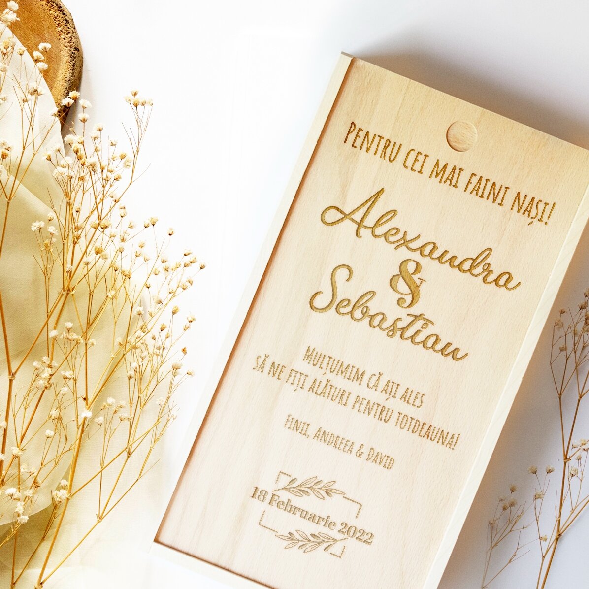 Cutie de cadou personalizată din lemn cu dată și mesaj - Pentru cei mai faini nași!