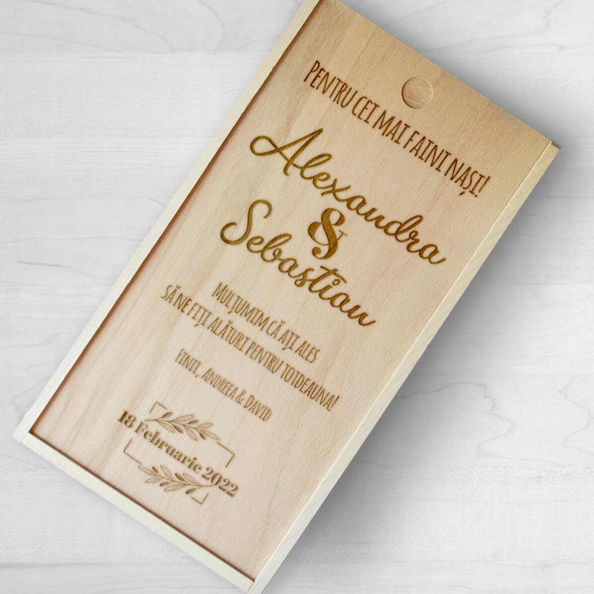Cutie de cadou personalizată din lemn cu dată și mesaj - Pentru cei mai faini nași!