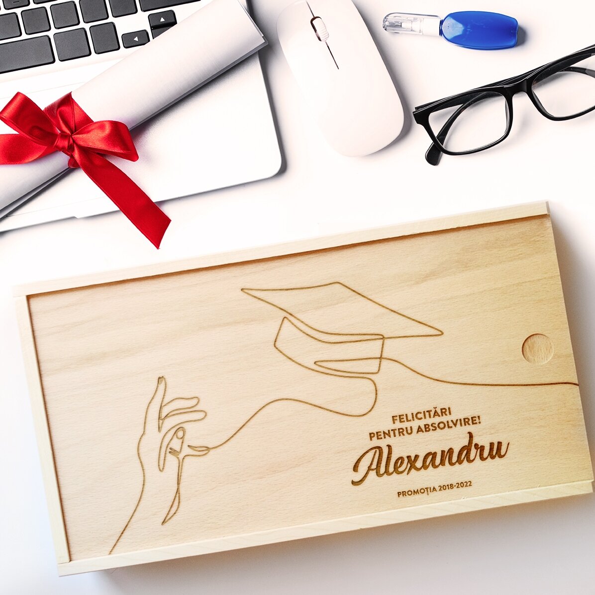 Cutie de cadou personalizată din lemn - Felicitări pentru absolvire!