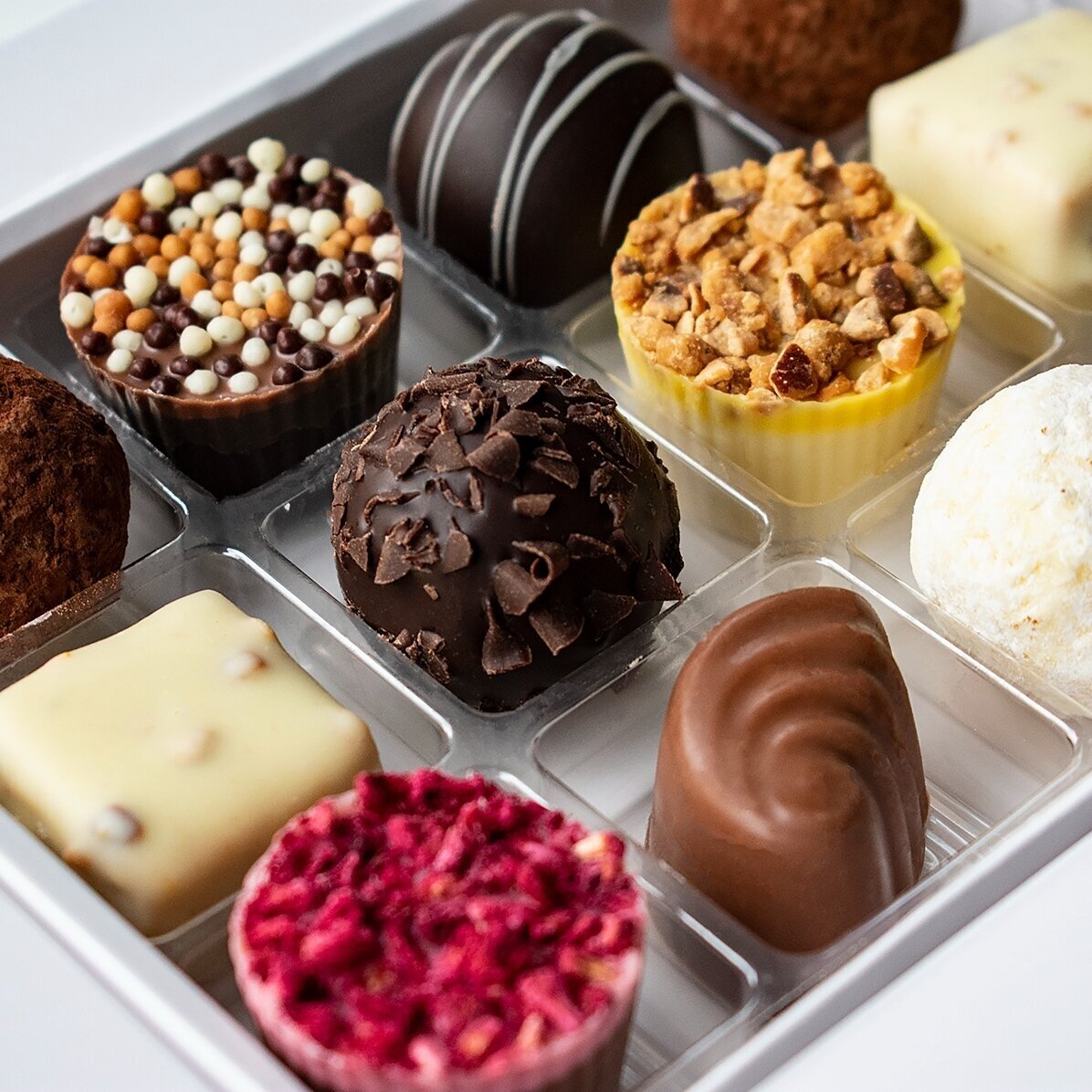 Cutie de trufe personalizată cu text și logo - Paște fericit