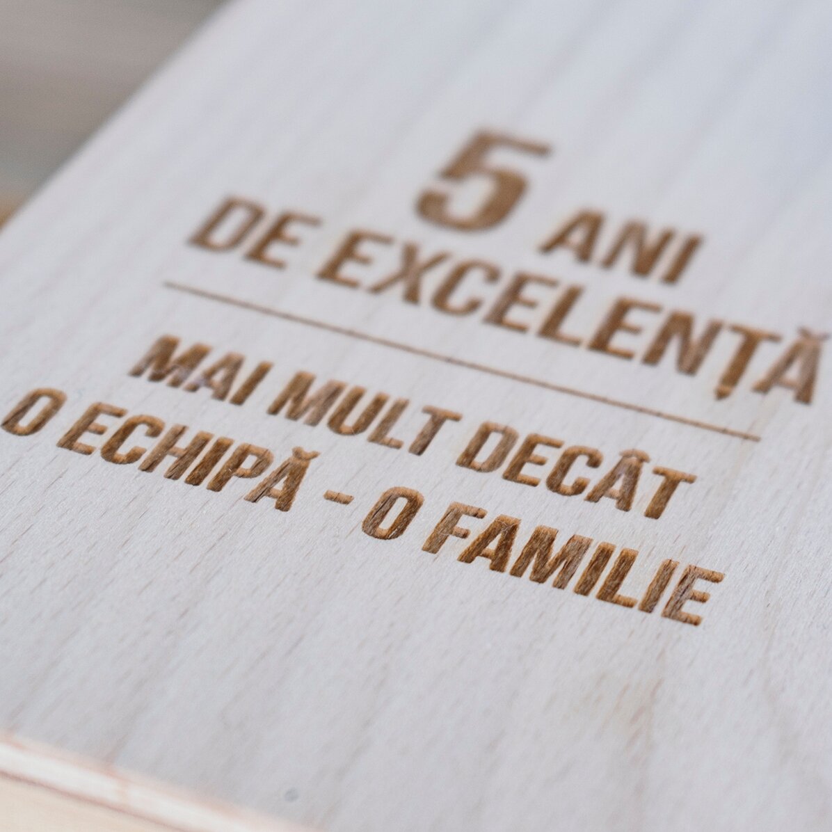 Cutie de vin cu logo și mesaj