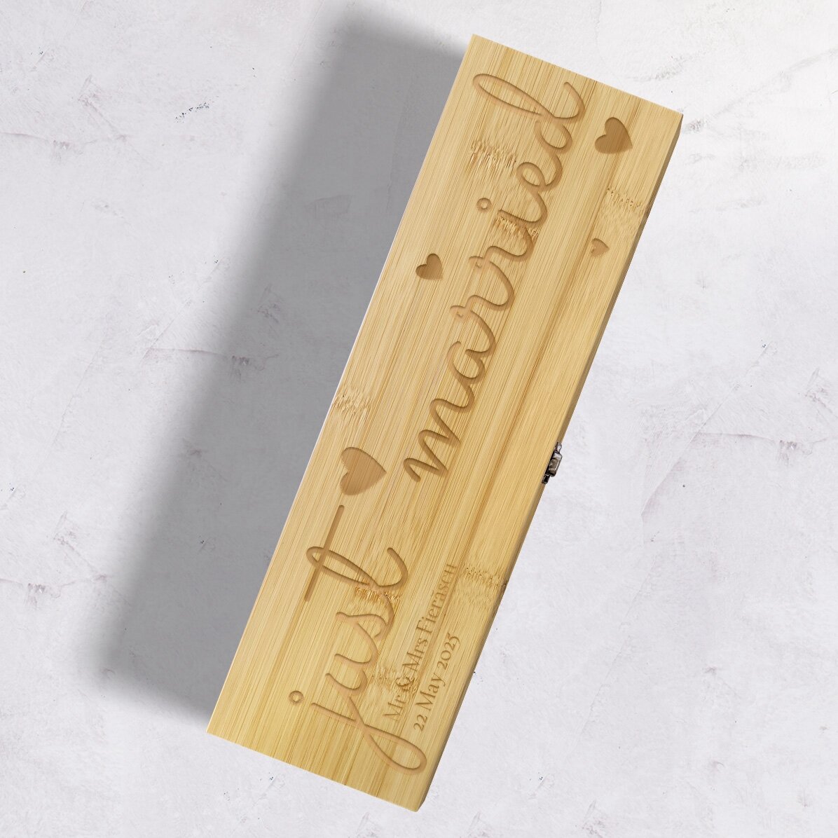 Cutie de vin din bambus cu accesorii personalizată cu mesaj - just married