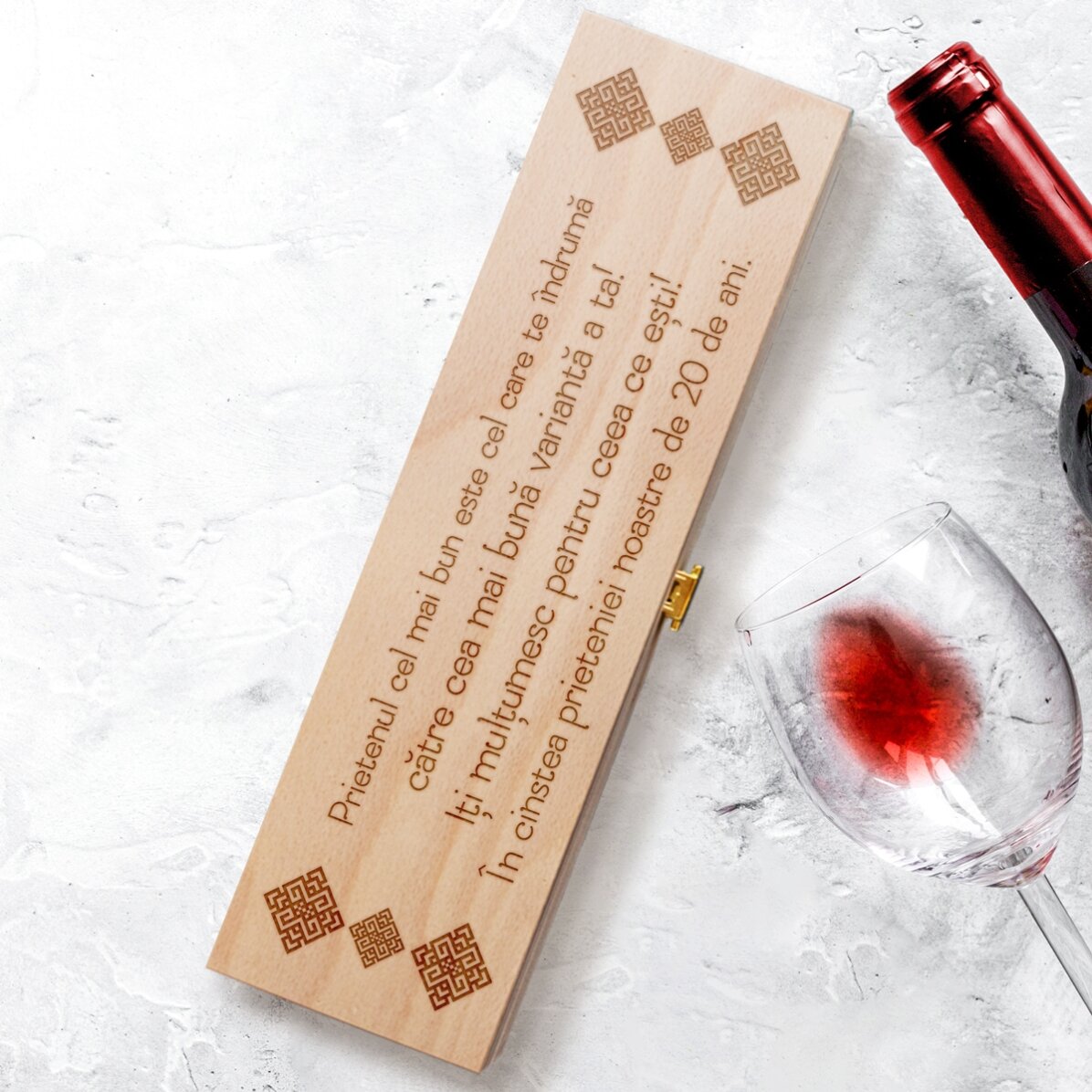 Cutie de vin personalizată cu text - Aniversare prietenie