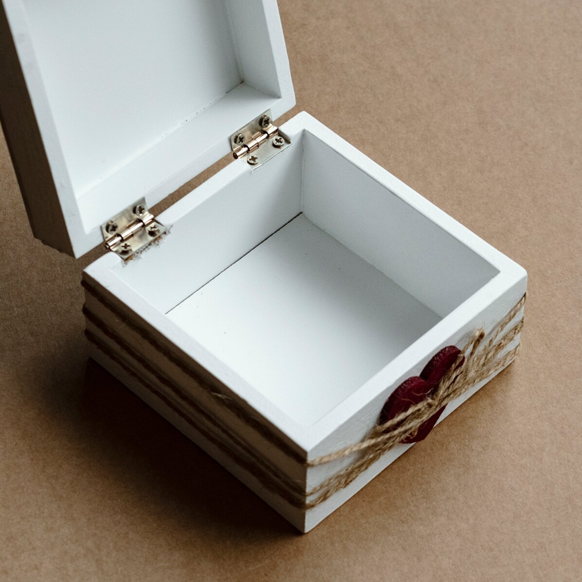 Cutiuță din lemn cu inimă 