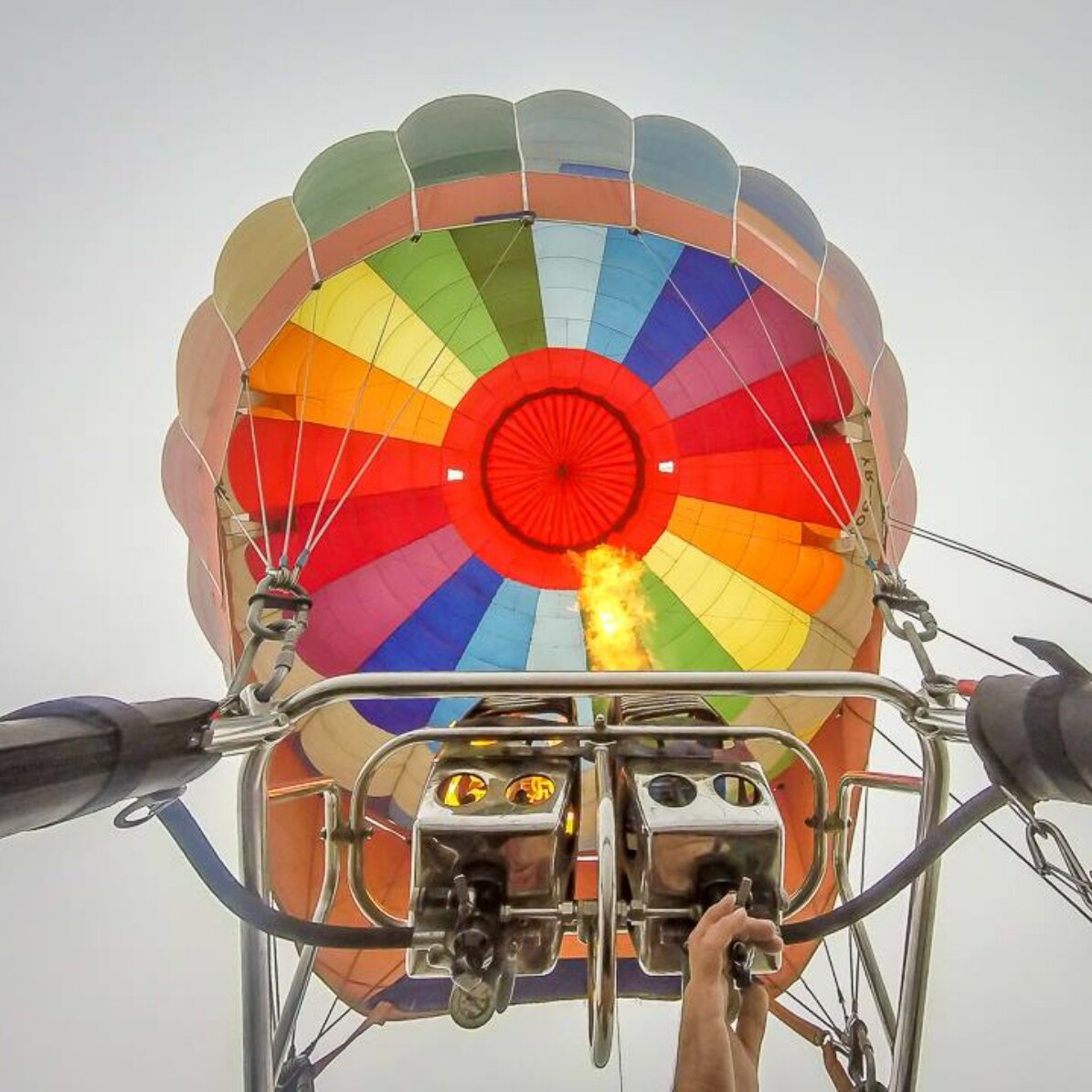 Experiență cadou la înălțime - Zbor cu balonul cu aer cald 