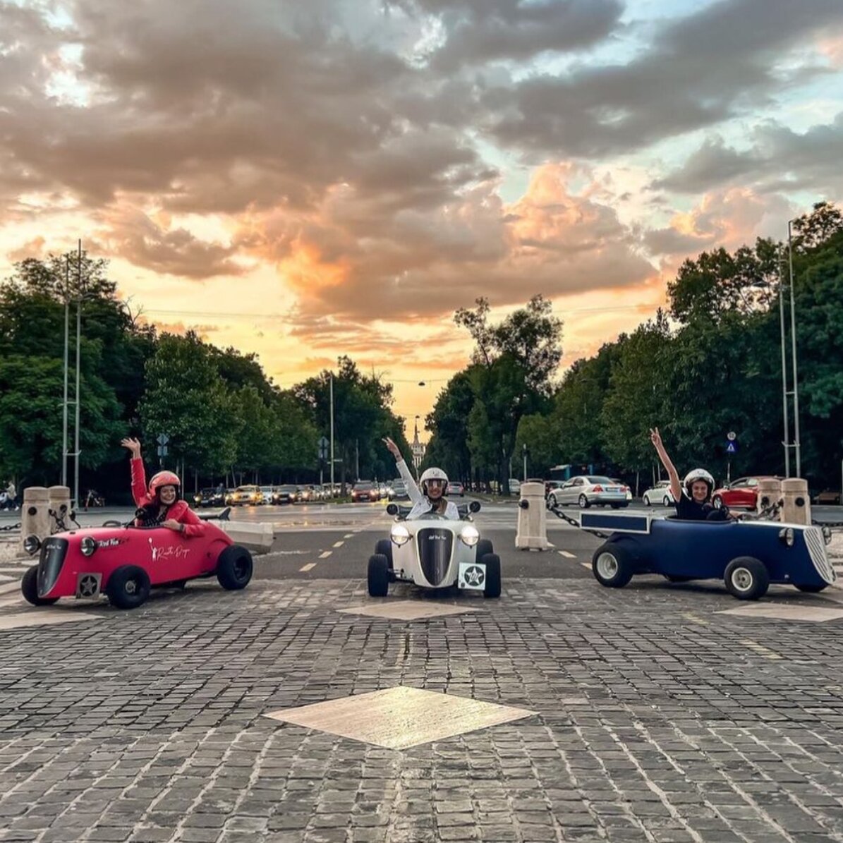 Experiență plină de adrenalină alături de prieteni  - Tur cu mașinuțele Hot Rod Fun