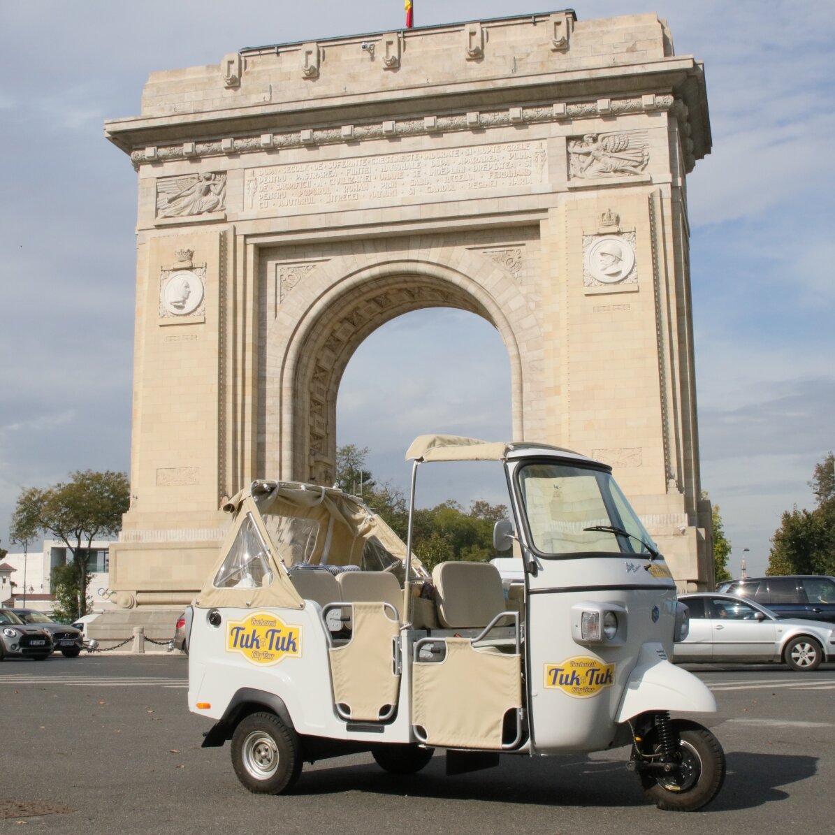 Experiență cadou pentru cuplu - Plimbare romantică cu TukTuk-ul în București