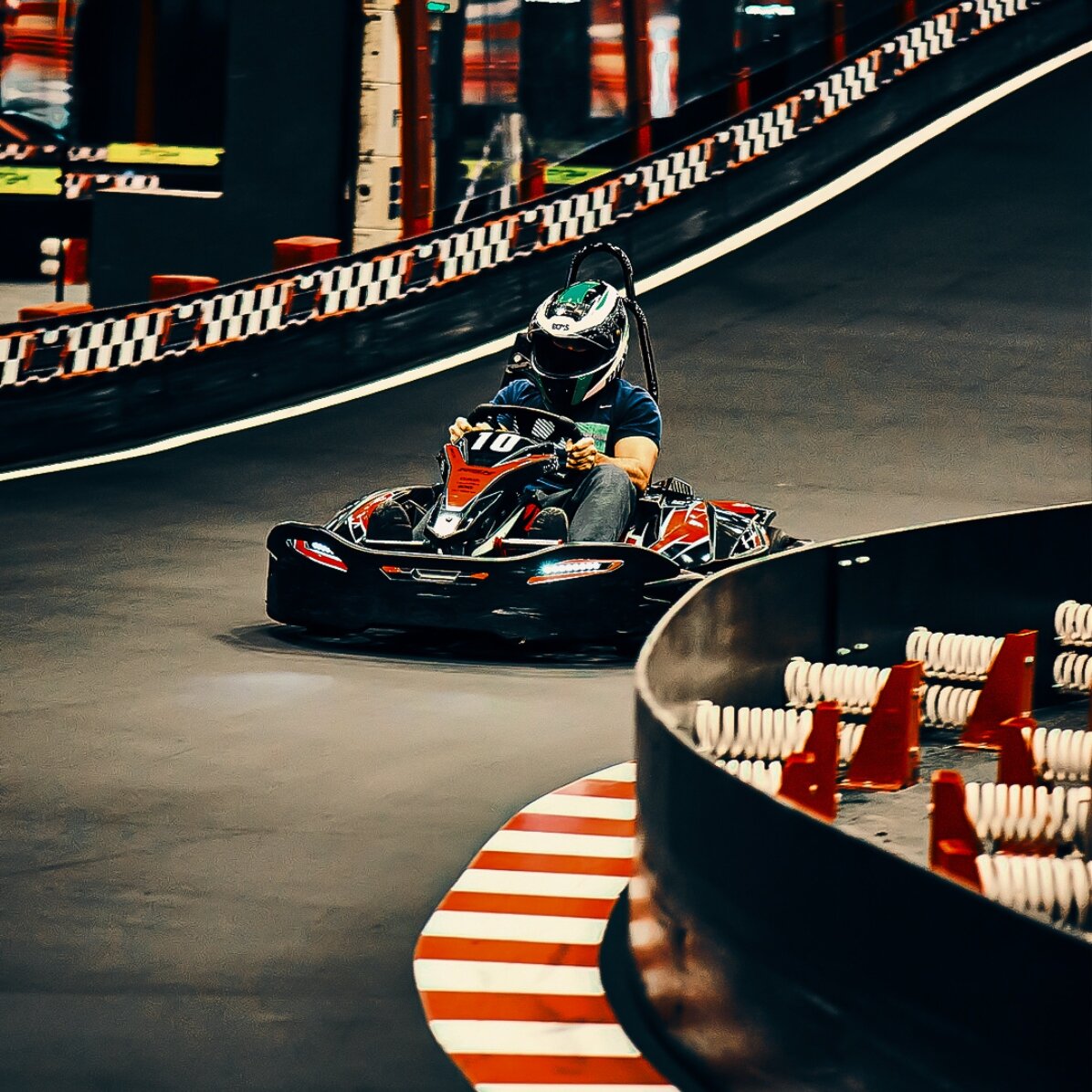 Experiență cadou plină de adrenalină - Sesiuni de Karting  indoor în Cluj