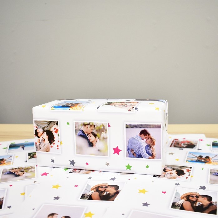 Hârtie de împachetat cadouri personalizată cu 13 poze, fundal steluțe colorate
