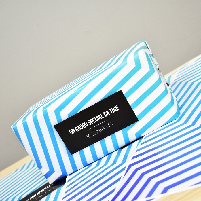 Hârtie de împachetat cadouri personalizată - model blue gradient cu text în chenar negru