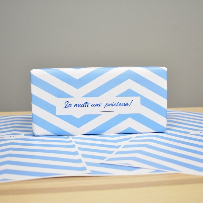 Hârtie de împachetat cadouri personalizată - model blue stripes cu text în chenar