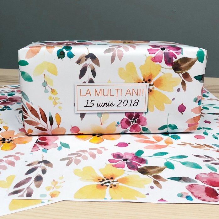 Hârtie de împachetat cadouri personalizată - model floral, cu text în chenar