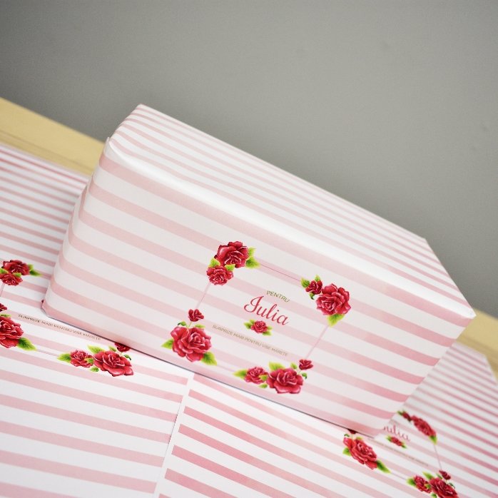 Hârtie de împachetat cadouri personalizată - model trandafiri