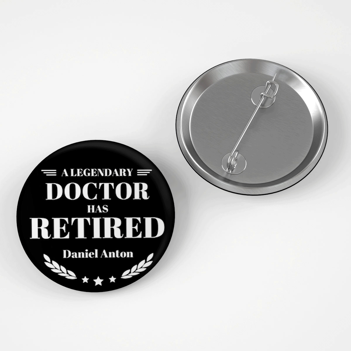 Insignă personalizată cu mesaj pentru pensionar 