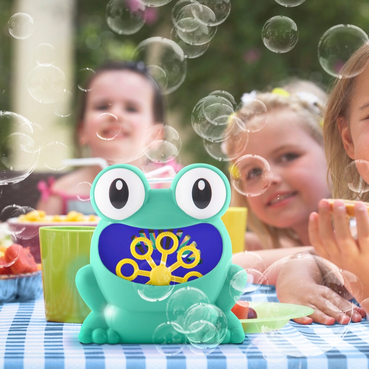 Toy brooch with balloon diffuser