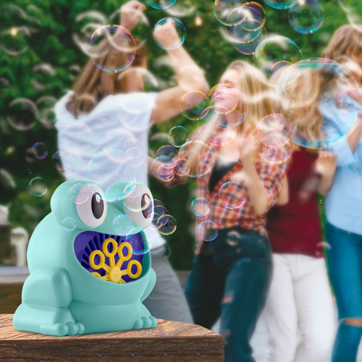 Toy brooch with balloon diffuser