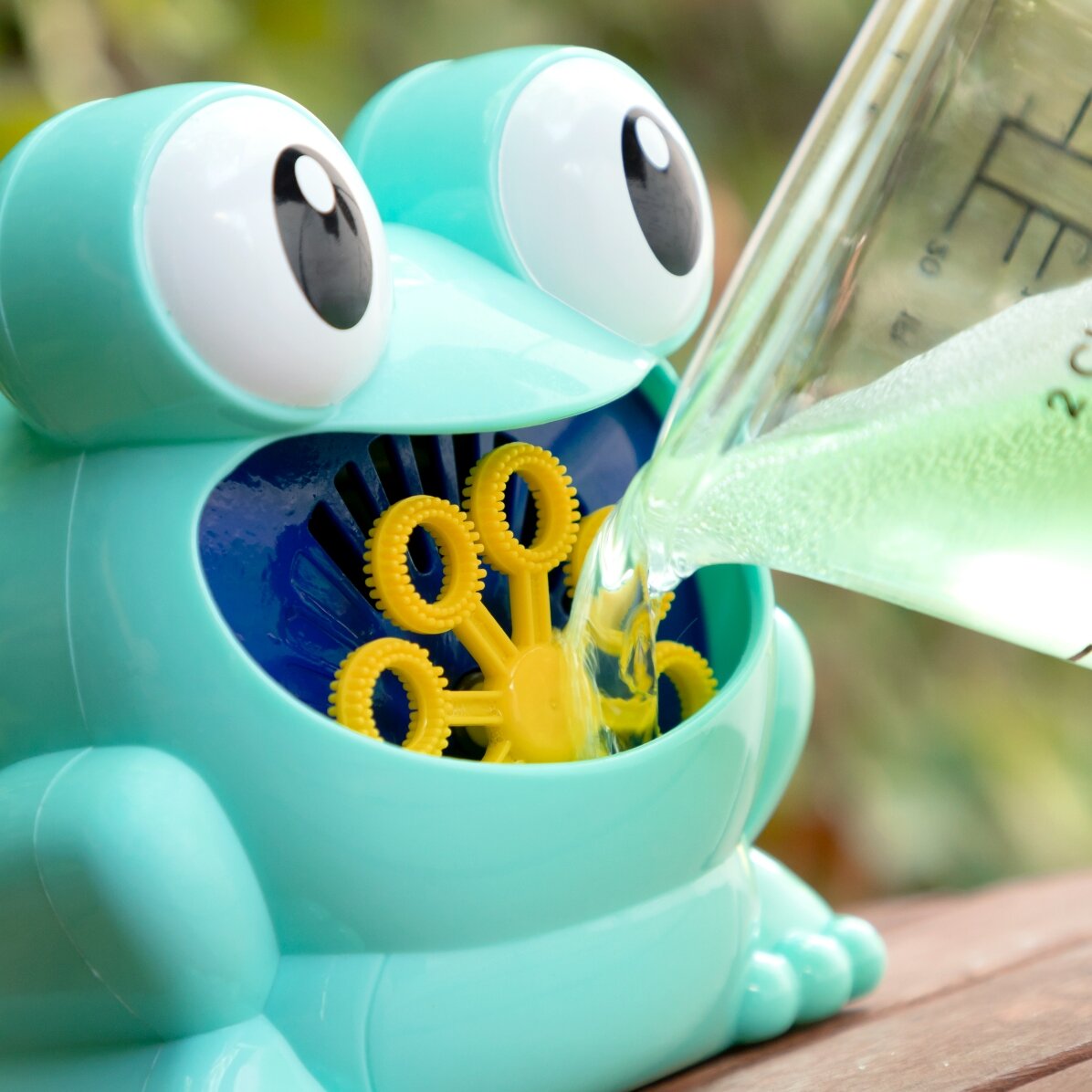 Toy brooch with balloon diffuser