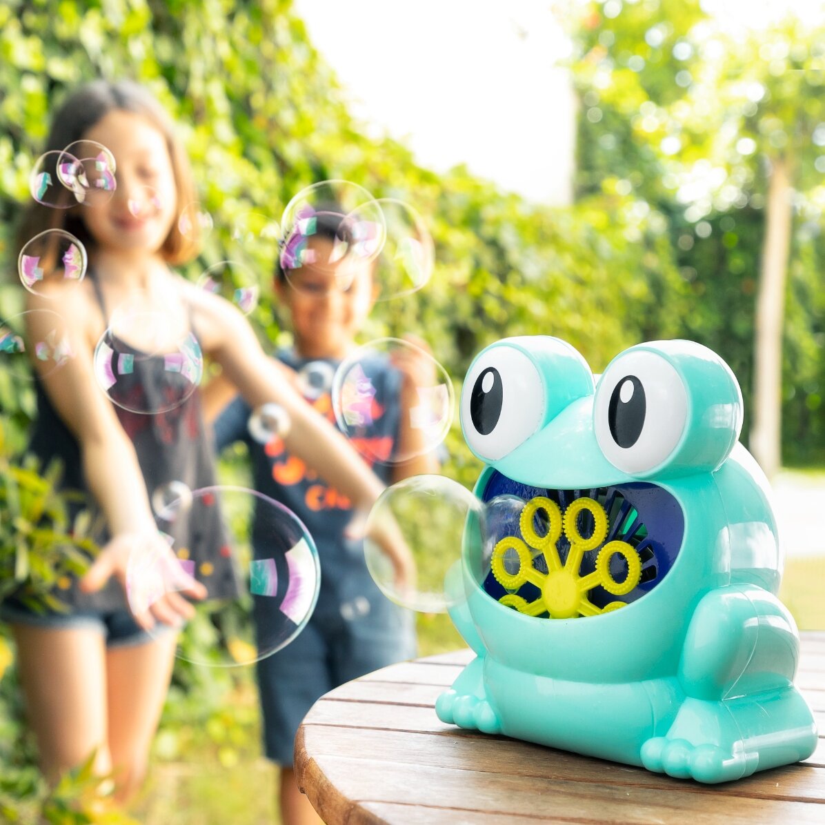 Toy brooch with balloon diffuser