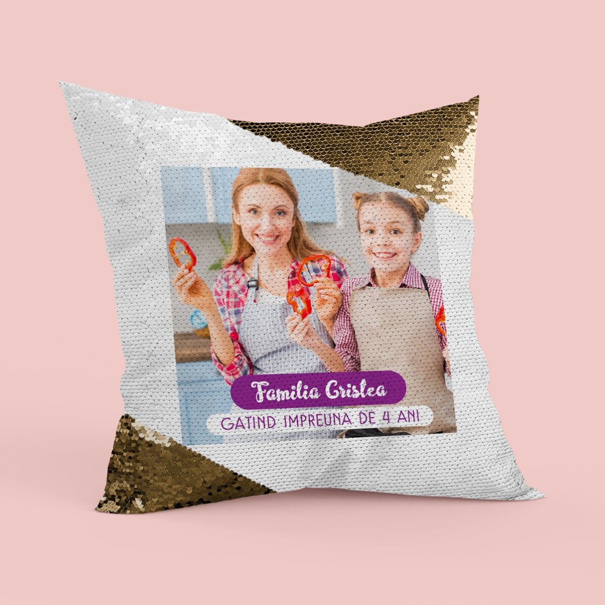 Pernă personalizată cu o poză - Gătind împreună de... Paiete aurii