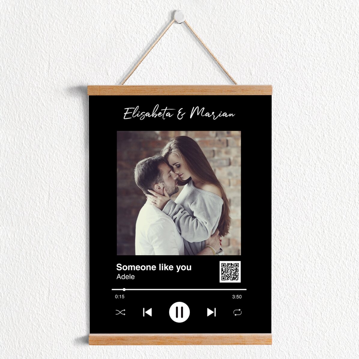 Poster cu agățătoare personalizat cu o poză, text și cod QR - Melodia noastră