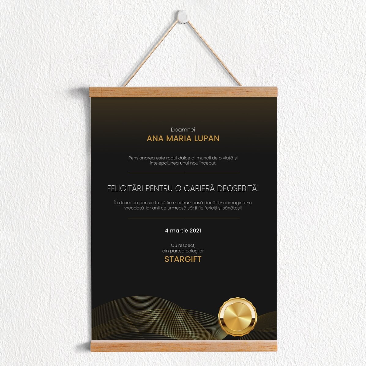 Poster cu agățătoare personalizat cu text - Mesaj pentru pensionare