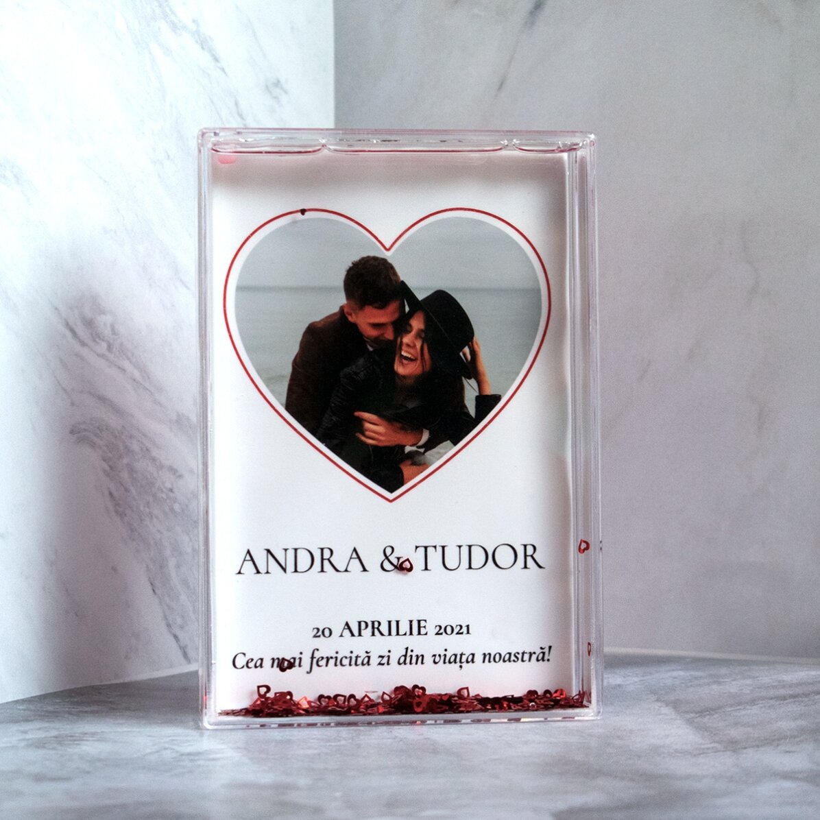 Ramă foto de birou cu inimioare personalizată cu o poză și text