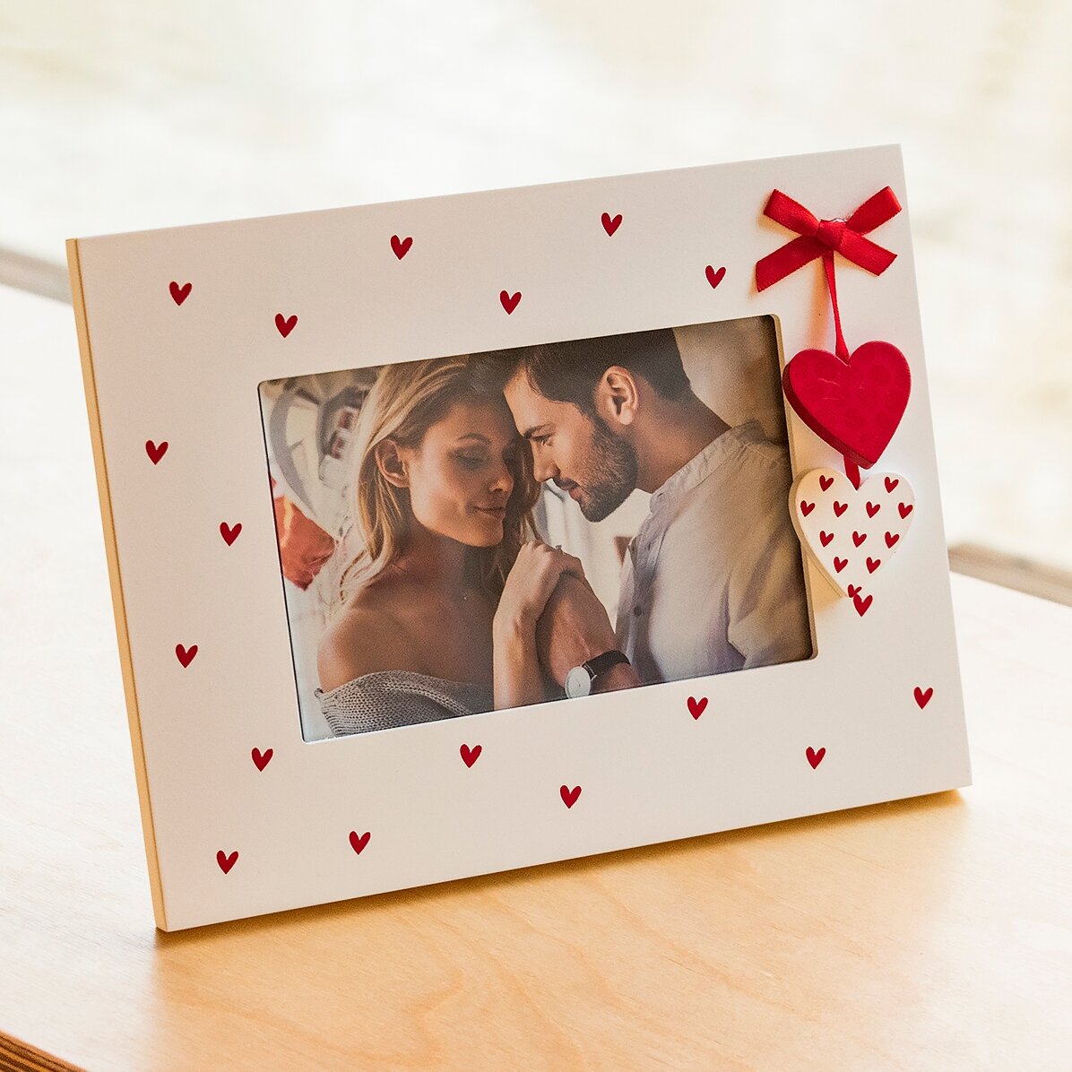 Ramă foto de birou cu inimioare și fundiță roșie cu o poză