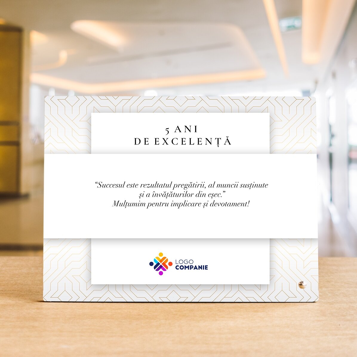 Ramă foto de birou personalizată cu logo și text - Aniversare brand (White)