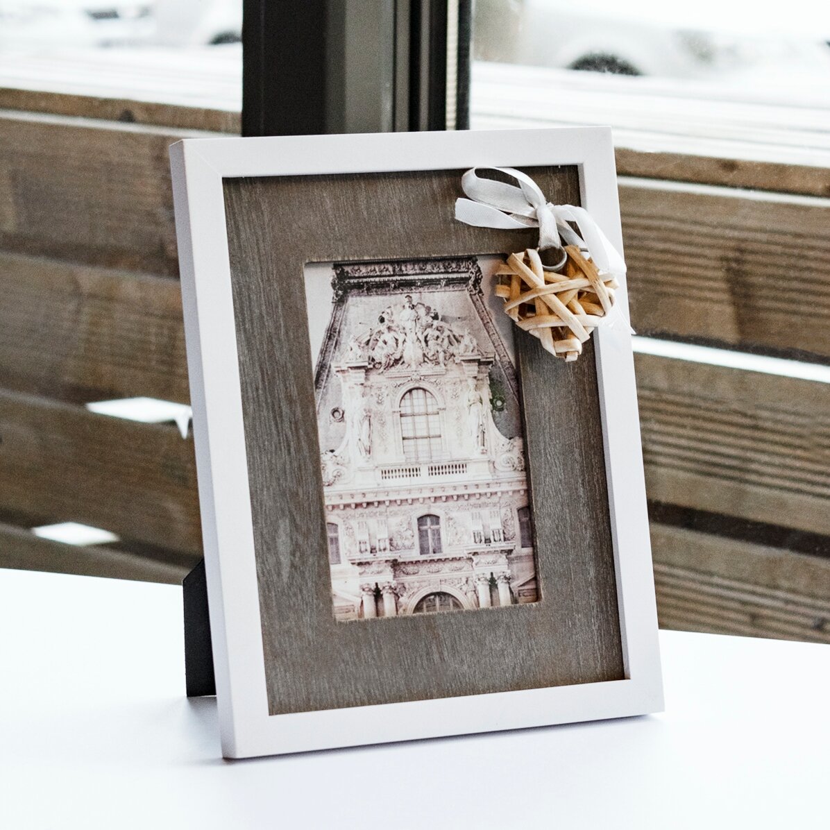 Ramă foto cu fundiță și inimă lemn 18,5x23,5 cm