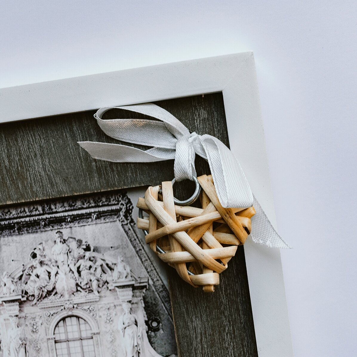 Ramă foto cu fundiță și inimă lemn 18,5x23,5 cm