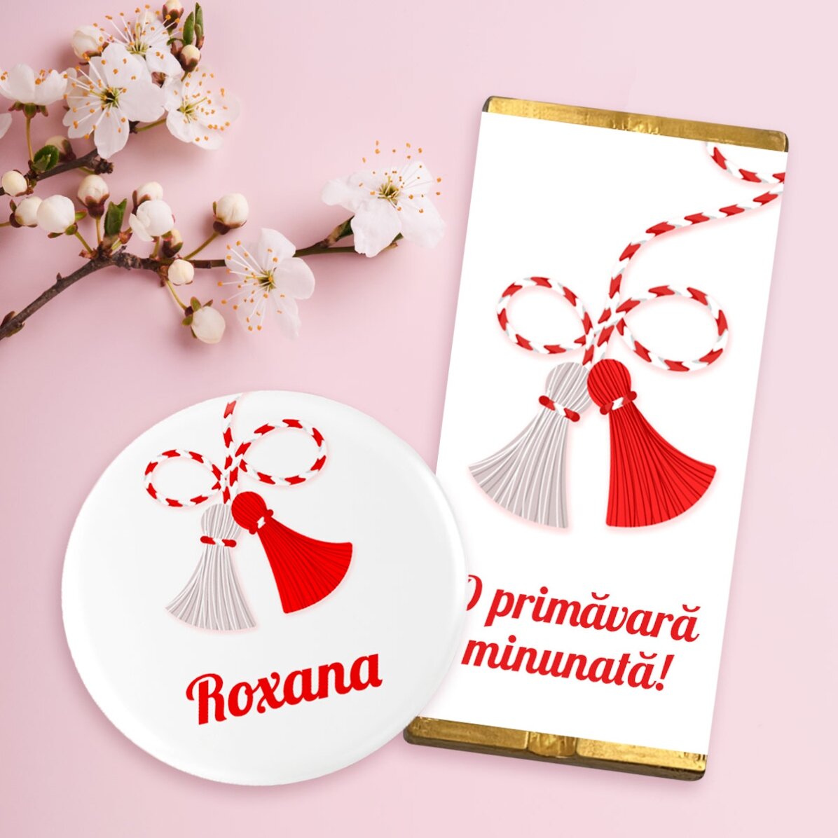 Set cadou mărțișor cu mini tabletă de ciocolată și insignă personalizată cu nume