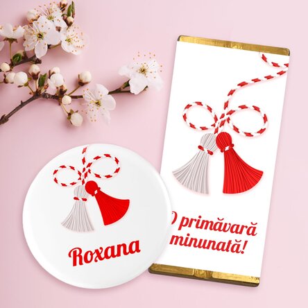 Set cadou mărțișor cu mini tabletă de ciocolată și insignă personalizată cu nume