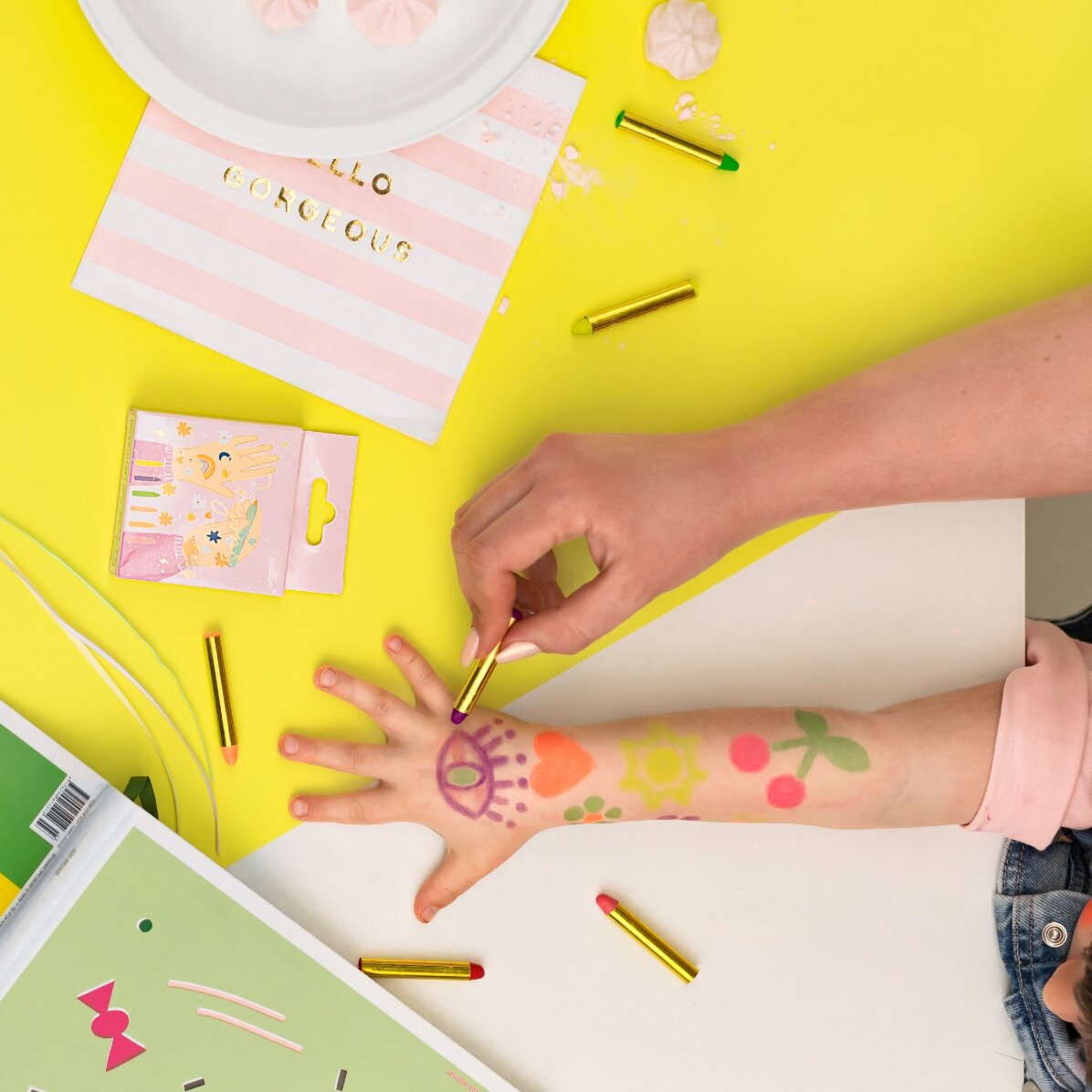 Set creioane colorate pictură pe față