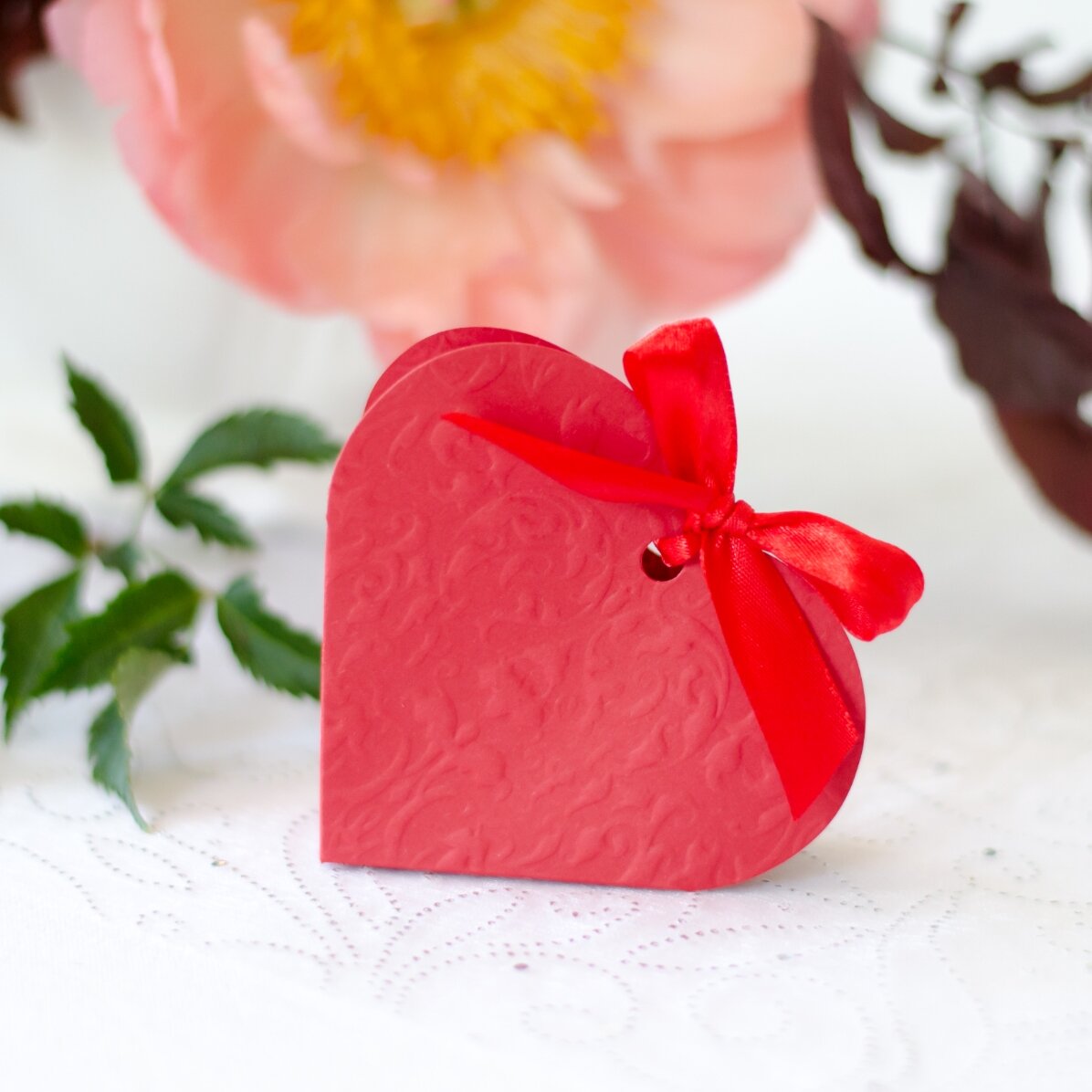 Set of foldable heart-shaped gift boxes