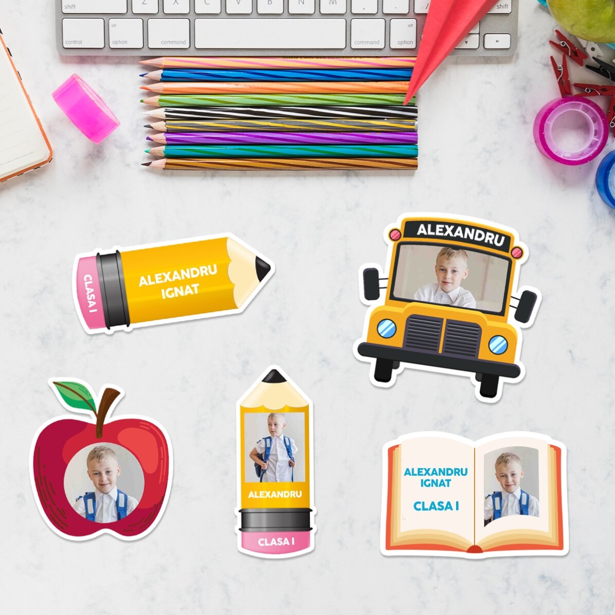 Set de 7 stickere (etichetă autoadezivă) personalizate pentru școală cu 5 poze și text