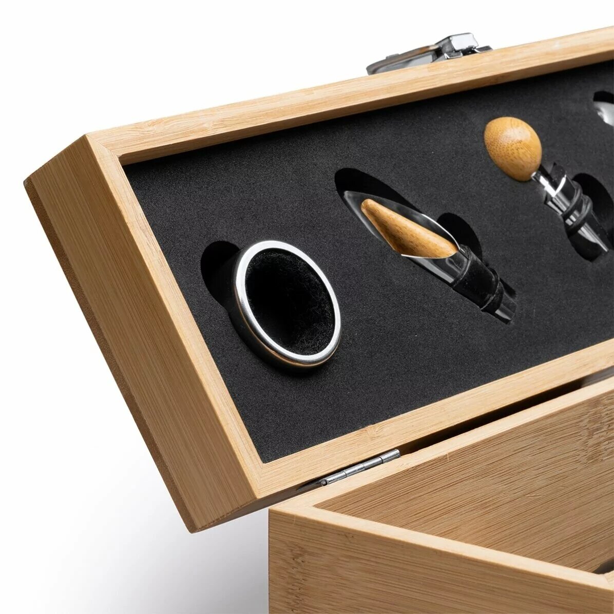 Set cadou sticlă de vin și cutie din bambus cu accesorii