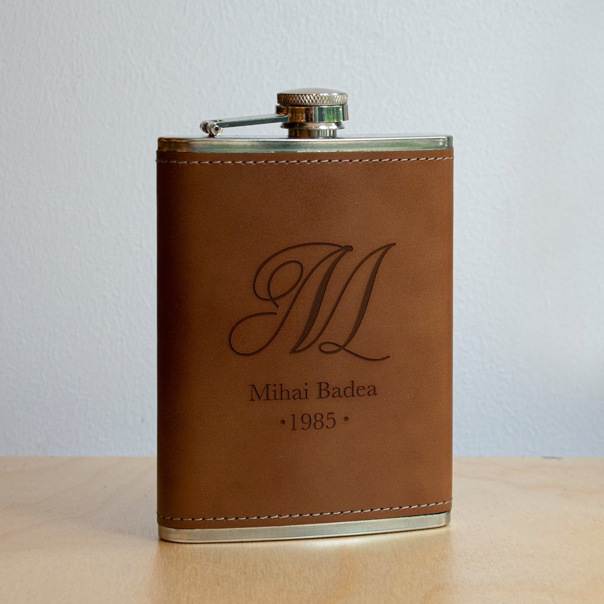 Sticlă de buzunar personalizată îmbrăcată în piele - Inițială și nume