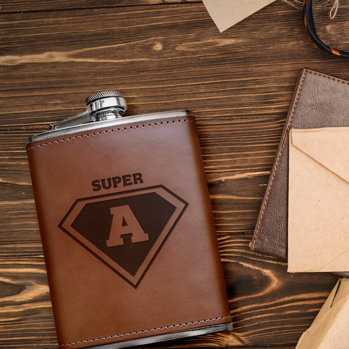 Sticlă de buzunar îmbrăcată în piele personalizată cu inițială - Erou