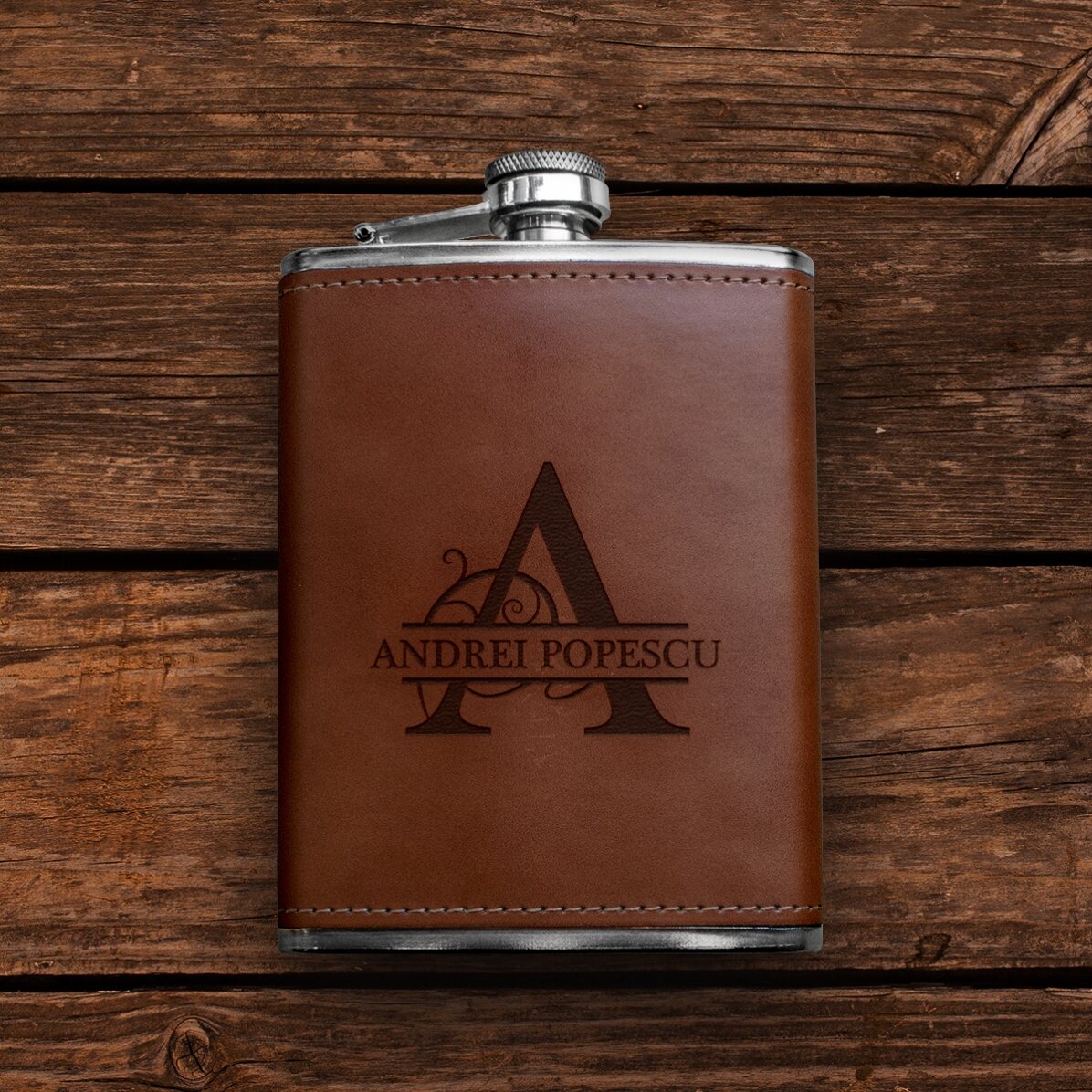 Sticlă de buzunar îmbrăcată în piele personalizată cu monogramă și nume