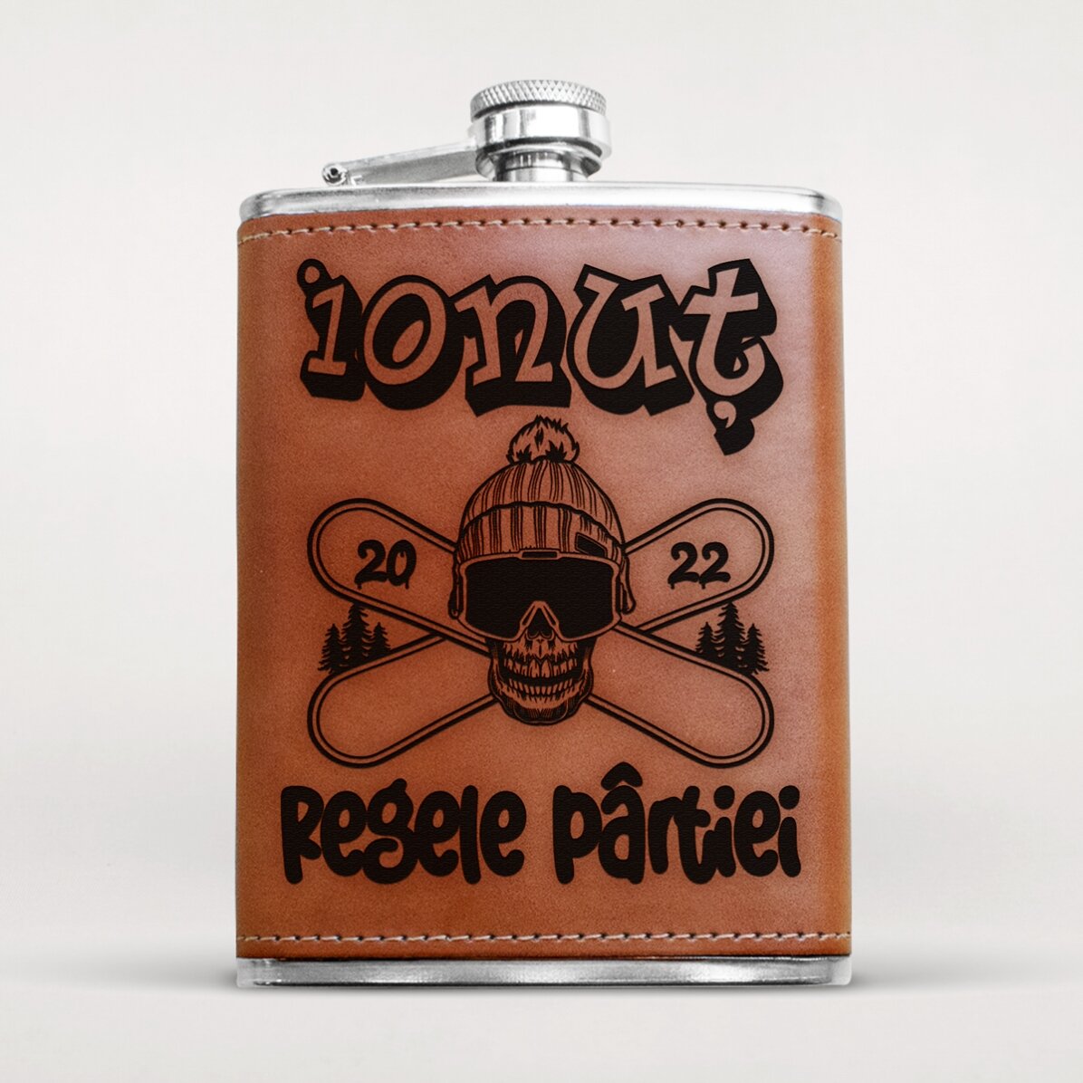 Sticlă de buzunar îmbrăcată în piele personalizată cu nume - Skull Snowboard